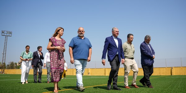 El Gobierno de Sanz sustituye el césped del campo de rugby del C. D. San Jerónimo por uno de última generación