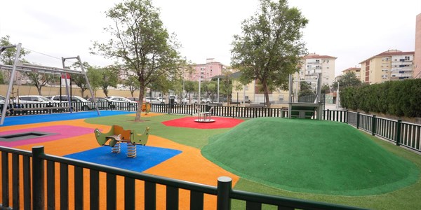 El Gobierno de Sanz transforma por completo un parque infantil obsoleto en Parque Alcosa y lo convierte en un espacio moderno y accesible