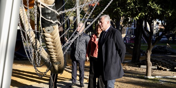 El Gobierno municipal completa la primera fase del nuevo parque infantil inclusivo en los Jardines de la Buhaira con la instalación de los juegos principales