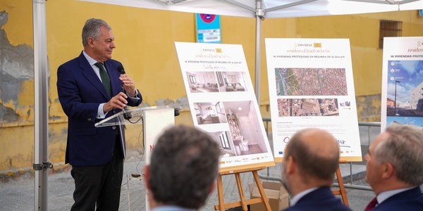 José Luis Sanz coloca la primera piedra del residencial ‘Frontón Betis’, la décimo tercera en su apuesta por la vivienda protegida en la Sevilla