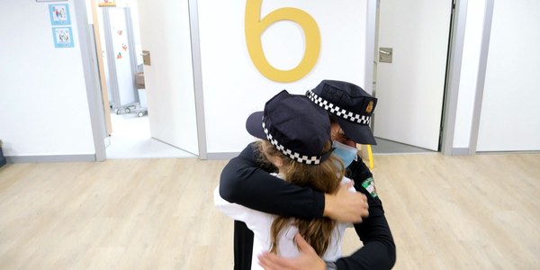 Los Agentes Tutores de la Policía Local visitan a los niños del Hospital Virgen Macarena