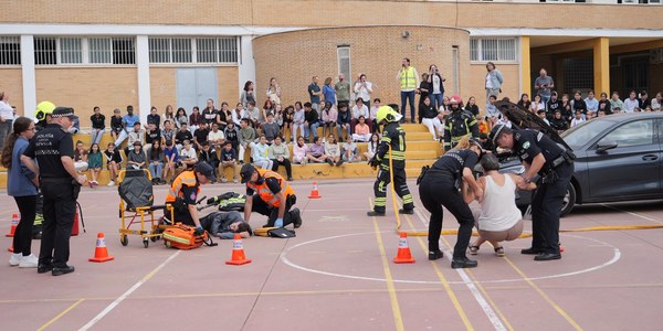 Policía Local, Bomberos y Protección Civil del Ayuntamiento de Sevilla imparten charlas conjuntas para prevenir accidentes con patinetes.