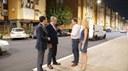 Sanz renueva el pavimento de la avenida de Pino Montano tras décadas de abandono y se une al millón de euros en un año en arterias de esta zona de la Macarena