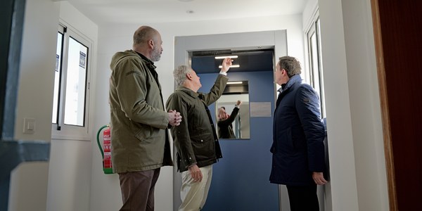 Sanz visita en San Pablo los últimos ascensores instalados dentro del plan municipal para acabar con los pisos cárcel