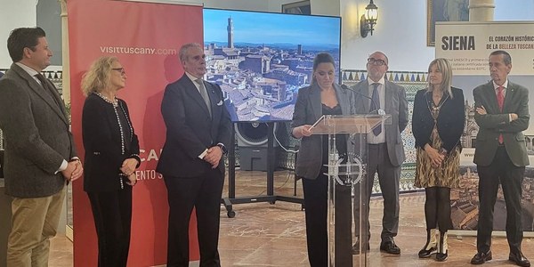 Sevilla acoge la primera acción tras el hermanamiento con Siena con la muestra Sevilla encuentra Siena