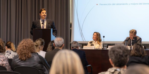 Sevilla presenta en Barcelona su modelo de cuidado para las personas de edad