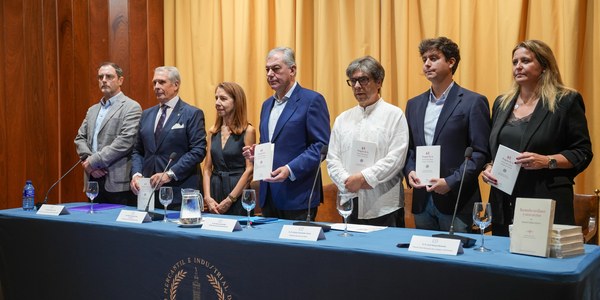 Sevilla rinde homenaje a Antonio Rivero Taravillo en el pregón de la IIL Feria del Libro Antiguo y de Ocasión