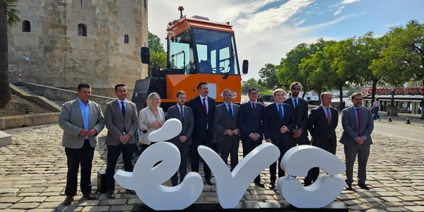 Sevilla se consolida como referente de la movilidad sostenible con la presentación del H2Tractor de EVO, primer prototipo de tractor de terminal propulsado por hidrógeno Sevilla se consolida como referente de la movilidad sostenible con la presentación del H2Tractor de EVO, primer prototipo de tractor de terminal propulsado por hidrógeno