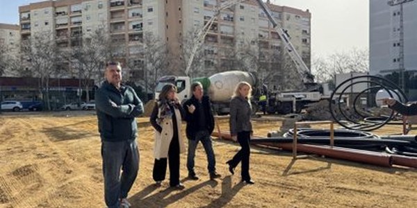 Ayuntamiento y Junta renuevan el césped del campo de Fútbol-7 del Centro Deportivo Las Almenas