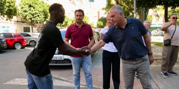 El alcalde comprueba el resultado de las mejoras en La Carrasca donde se han mejorado aparcamientos, asfalto, acerados y zonas comunes