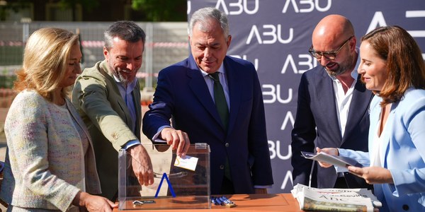 El alcalde de Sevilla destaca el momento histórico que vive la ciudad en materia de vivienda durante el acto de colocación de la primera piedra del residencial El Prado