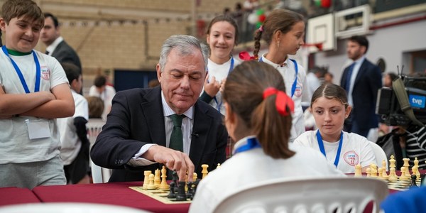 El alcalde de Sevilla destaca el papel del ajedrez escolar como motor educativo en el VII Open Chess Tabladilla–Entreolivos, el mayor torneo de España que bate récords de participación