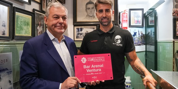 El alcalde de Sevilla entrega al Bar Arenal Ventura la placa que lo distingue como “Establecimiento Emblemático de la Ciudad de Sevilla” en reconocimiento a más de ocho décadas de historia