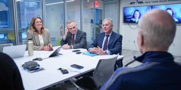 El alcalde de Sevilla, José Luis Sanz, presume de la maratón de Sevilla en Nueva York y se compromete a establecer nuevas vías de colaboración entre ambas pruebas deportivas