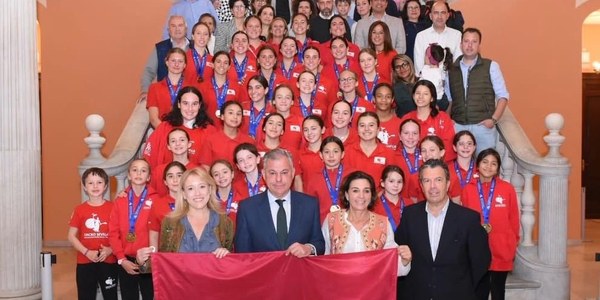 El alcalde entrega la Bandera de Sevilla al Natación Sincro Sevilla, un club que se ha convertido en un referente tras ganar tres campeonatos de España en un solo año