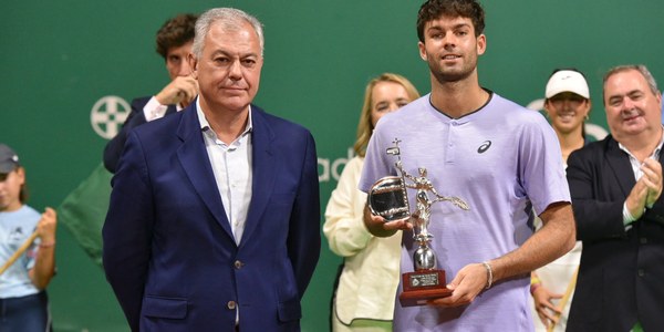 El alcalde entrega la Copa Sevilla de Tenis a Facundo Díaz Acosta, ganador de la 63 edición de este prestigioso torneo de la ATP Chalenger que se ha consolidado como una cita imprescindible del tenis español y sitúa a Sevilla en el escaparate del tenis mundial