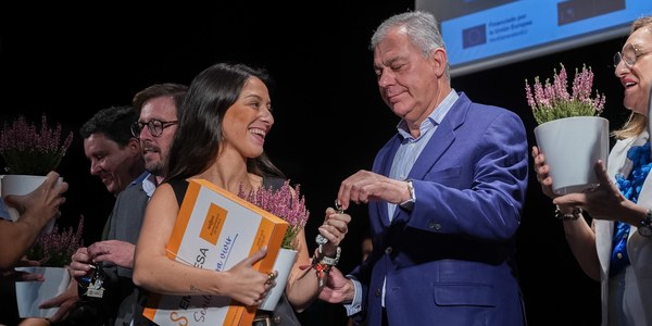 El alcalde entrega las llaves de 70 nuevas viviendas protegidas en el Residencial Puerta Carmona