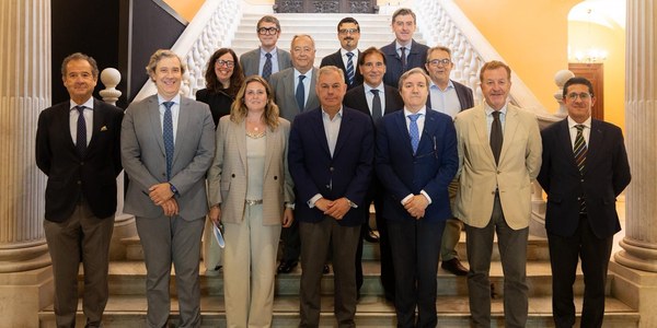 El alcalde recibe a la Junta Directiva de la Asociación del Hoteles de Sevilla y Provincia