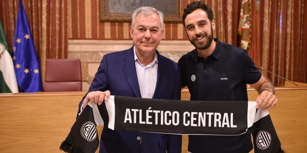 El alcalde recibe en el Ayuntamiento al Atlético Central, club que ha hecho historia y que en solo ocho años ha logrado cinco ascensos y ha subido a Segunda RFEF, la cuarta categoría del fútbol español