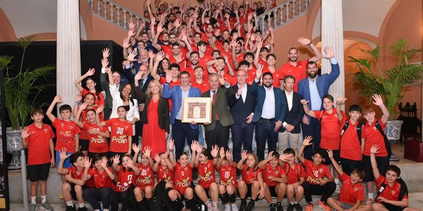 El alcalde recibe en el Ayuntamiento al Cajasol Sevilla BM Proin tras su histórico ascenso a la Liga Asobal