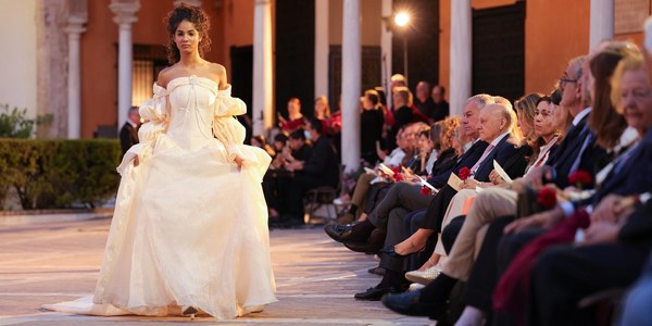 El alcalde Sanz asiste al desfile de moda 'Carolus', inspirado en la boda de Carlos V e Isabel de Portugal