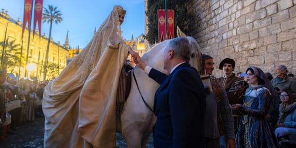 El alcalde Sanz da la bienvenida a Carlos V e Isabel de Portugal en el Real Alcázar tras su desfile conmemorativo, que ha contado con la asistencia de miles de sevillanos