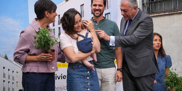 El alcalde Sanz entrega las llaves de las 16 viviendas de la promoción de Emvisesa La María, donde el Ayuntamiento ha invertido 1 560 842,69 euros