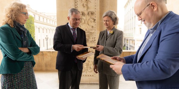 El alcalde Sanz entrega los primeros ejemplares de la reedición de 'La boda del Emperador', de Juan de Mata Carriazo
