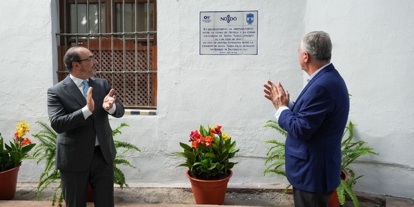 El alcalde Sanz inaugura una placa que refleja el hermanamiento entre las ciudades de Sevilla y Santa Marta