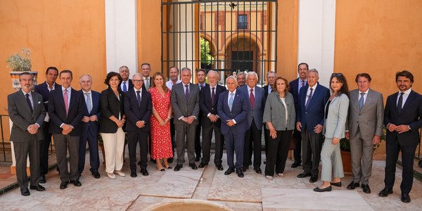 El alcalde Sanz recibe en el Real Alcázar a la Fundación Andalucía-América