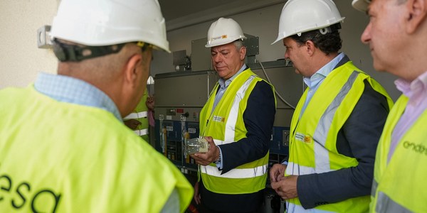 El alcalde Sanz visita Palmete para supervisar los trabajos de instalación de uno de los 23 centros de transformación nuevos que Endesa instala en Sevilla para mejorar el suministro eléctrico
