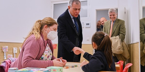 El alcalde visita el Centro de Estimulación Precoz del Buen Fin y conoce el primer exoesqueleto de Sevilla que evidencia el papel imprescindible de las obras sociales de las hermandades en nuestra ciudad