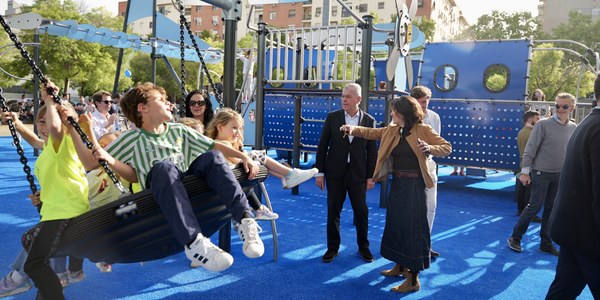 El alcalde visita el nuevo parque infantil singular de Fernanda Calado Rosales en Sevilla Este