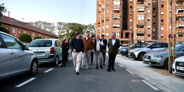 El alcalde visita la plaza de la Fuensanta de Sevilla Este, totalmente reurbanizada y con nuevos árboles protegidos con celdas para favorecer su crecimiento