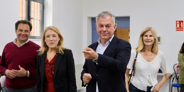 El alcalde visita los talleres socioculturales del distrito Macarena