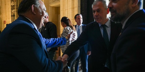 El alcalde visita varios templos y acompaña a distintas hermandades en el Viernes de Dolores