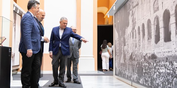 El Ayuntamiento acoge la exposición 'Romae Fuit' como memoria histórica y devocional de la participación del Cachorro en el Jubileo de las Cofradías en Roma