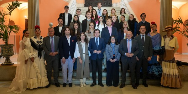 El Ayuntamiento acoge la presentación de ‘Premier Lunar’, evento de moda flamenca que se celebrarla en el Monasterio de San Jerónimo el próximo 19 de marzo