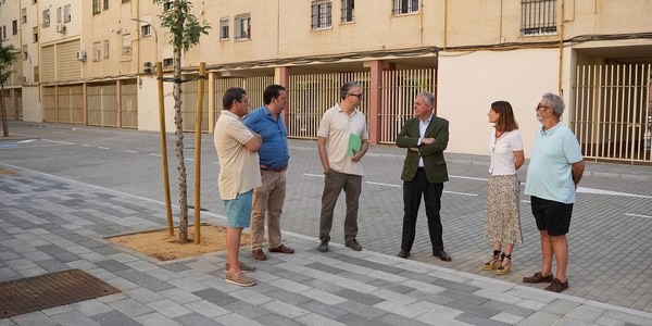 El Ayuntamiento asfalta arterias del Tiro de Línea y trasforma un espacio libre abandonado, dotándolo de arbolado, luminarias y nueva zona de aparcamiento
