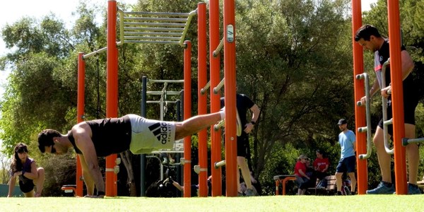El Ayuntamiento celebra unas jornadas deportivas en el parque Infanta Elena y recuerda las importantes inversiones realizadas en este parque de Sevilla Este que ya cuenta con una zona de calistenia de primer nivel