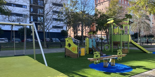 El Ayuntamiento culmina el nuevo parque infantil inclusivo de la calle Japón y encara la fase final del parque singular de Fernanda Calado en Sevilla Este