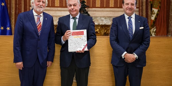 El Ayuntamiento de Sevilla acoge la presentación del libro sobre la historia de la Real Academia de Medicina y Cirugía de Sevilla