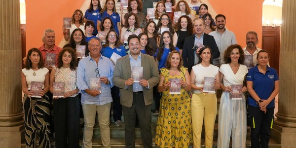 El Ayuntamiento de Sevilla presenta la nueva Guía de Servicios de Derechos Sociales, un documento pionero que unifica en una sola publicación toda la oferta de atención social municipal