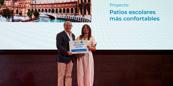 El Ayuntamiento de Sevilla recibe el accésit especial de la XI Edición Healthy Cities de Sanitas por su propuesta para transformar patios escolares