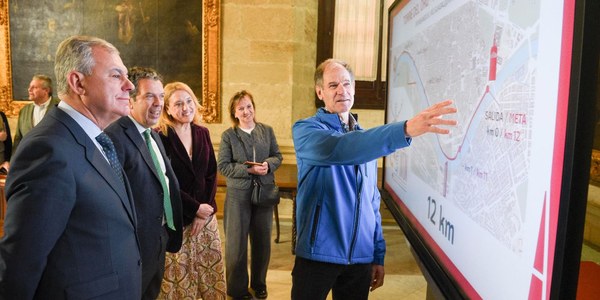 El Ayuntamiento de Sevilla rinde homenaje a Abel Antón con un circuito junto al río que llevará su nombre