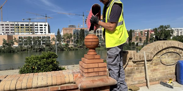 El Ayuntamiento finaliza los trabajos de restauración de los bancos y muro del Paseo de las Delicias