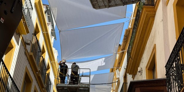El Ayuntamiento ha iniciado este lunes la instalación de toldos en el centro histórico con tres nuevas calles incorporadas al plan municipal para ampliar zonas de sombra en la ciudad