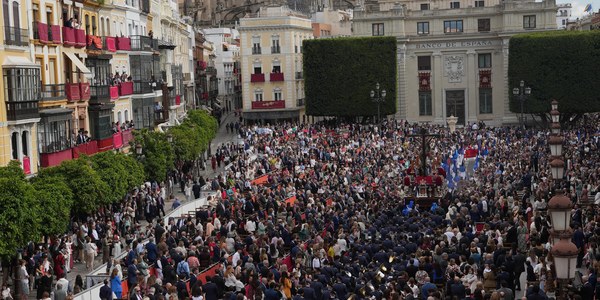 El Ayuntamiento habilita 115 plazas gratuitas diarias para personas con discapacidad en la Carrera Oficial de Semana Santa