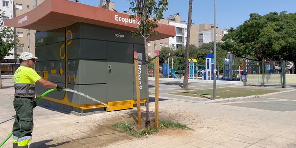 El Ayuntamiento impulsa el riego de apoyo del nuevo arbolado en Bellavista–La Palmera con 75 000 litros de agua semanales