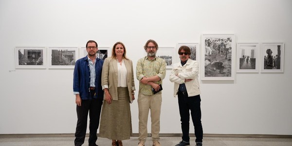 El Ayuntamiento inaugura la exposición de Pive Amador ‘Maquinaciones para un decenio’ en la Sala Atín Aya